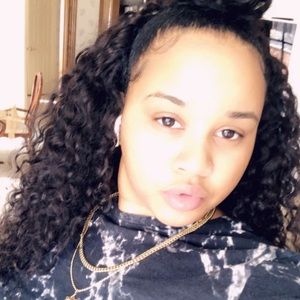 Meet your Posher, Nora